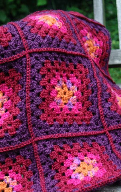 A granny square is a piece of square fabric produced in crochet by working in rounds from the center outward. Wollsinn: Granny Squares Decke - Anleitung als PDF