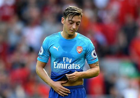 Kanarya, deneyimli yıldızla 3.5 yıllık sözleşme imzalayacak. Mesut Ozil tweets for the first time since getting dropped ...