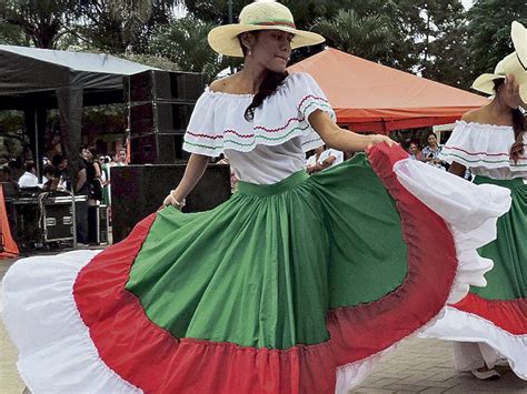 La Vestimenta De La Mujer Montuvia Reflejaba Alegría El Diario Ecuador