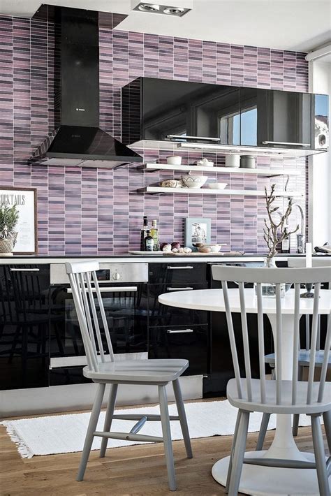 Fiatal lány 30m2-es lakása - látványos fekete konyha lila mozaik ...