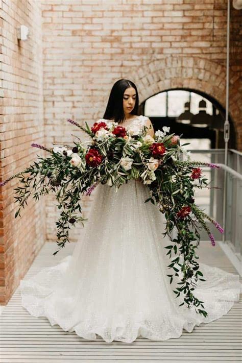 A new current wedding flower trend? Bridal Bouquets - The Top 20 Bouquet Trends For 2019