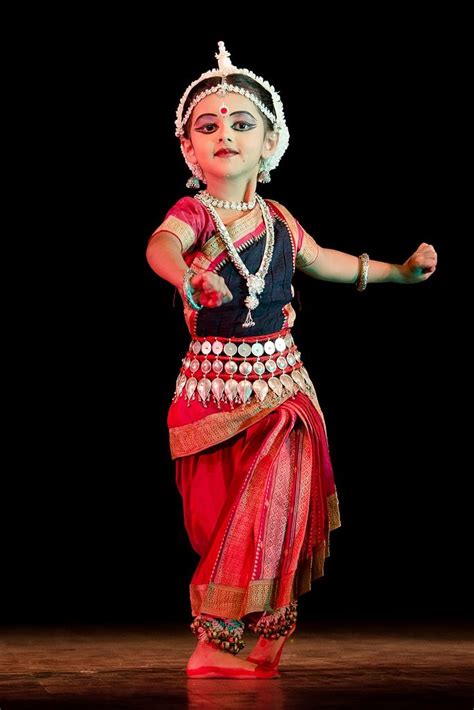Beautiful exotic belly dancer woman dancing girl. 20232334311_6cb73ff1e4_b.jpg (683×1024) | Indian dance ...