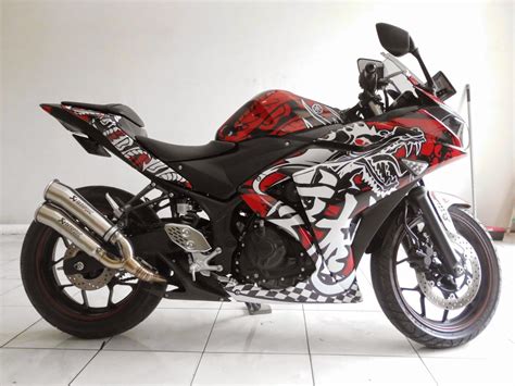 Dengan ukuran jarak antar stiker (partial marking) paling jauh 50% (lima puluh persen) dari panjang stiker utuh dengan jarak pemasangan yang sama. Cara Pasang Stiker Motor yang Baik dan Benar