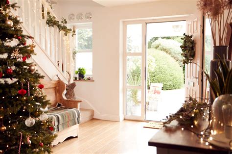 Christmas Door Decor Ideas 20 Ways To Dress Festive Doors Storables