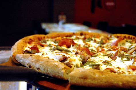DUDE FOR FOOD: Know Your Crust: Different Types of Pizza Crust Explained