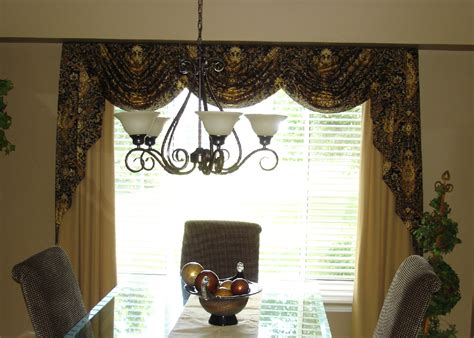 Available in sizes from 63 long to 95, these window treatments feature damask, faux silk, or even ruffles. A formal dining room » Susan's Designs