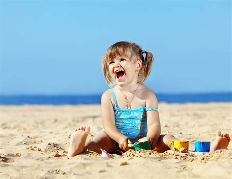 Brincadeiras criativas para fazer na praia com as crianças BLOG DO DOMINADO