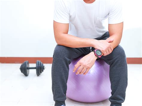 4 Ways To Do Sit Ups With An Exercise Ball Wikihow