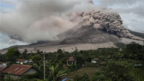 Tbw Kanlaon Volcano In Negros Philippines Erupts Ash 1500 Meters