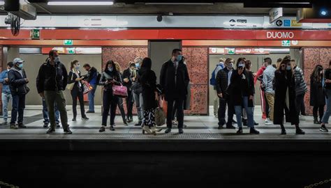 Metro Rossa Di Milano Chiusa Per Un Malore Rivolta Dei Passeggeri Sui