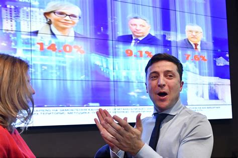 Ukraine Le Comédien Zelensky Large Vainqueur Du 1er Tour Devant Le Président Porochenko