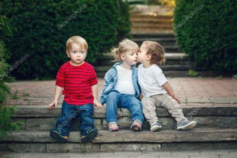 Grupo De Tres Lindo Divertido Adorable Blanco Caucásico Niños Niños