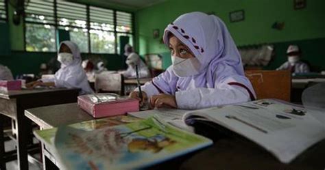 تیرہ کم سن بچیوں کا ریپ، انڈونیشی مدرسے کے پرنسپل کو عمر قید