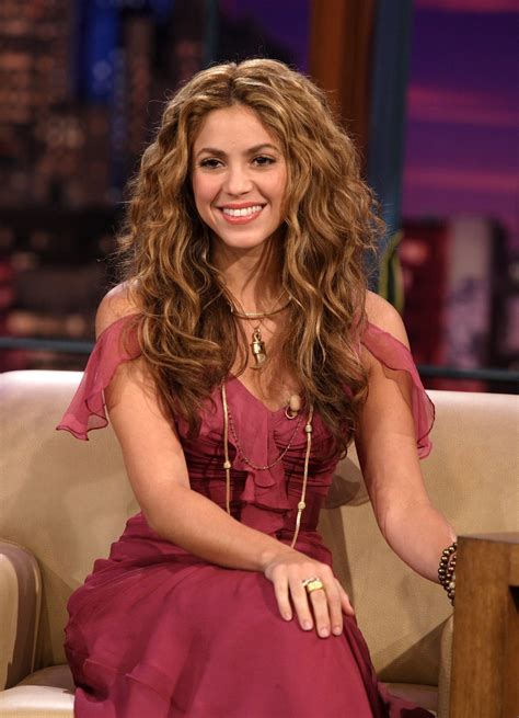 Shakira Body Style S Hairstyles Photoshoot Curlyhair Shakira Style Shakira Hair
