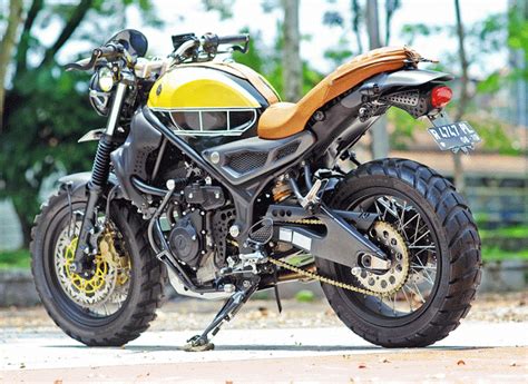 Dan fairing yang di pakai adalah milik yamaha r25. Foto Modifikasi Custom Yamaha YZF-R25 Garang