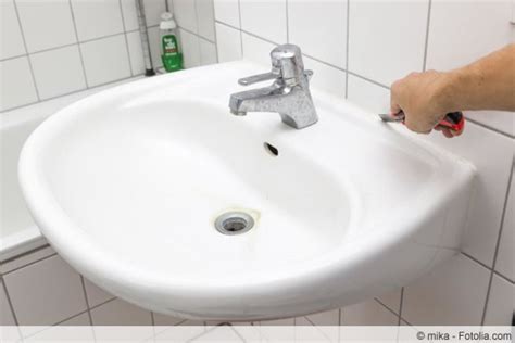 Mit wenigen hangriffen lässt sich bei ausgebrochenem fugenmörtel an fliesen oder unansehnlich gewordenen. Fliesenfugen erneuern - so lassen sich Fugen auffrischen ...