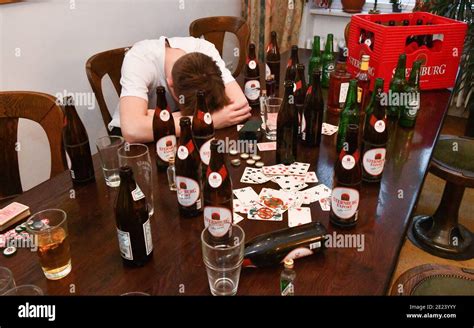 Tisch Nach Der Party Flaschen Stock Photo Alamy