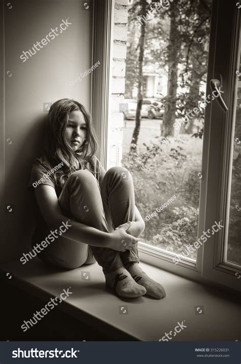 Sad Little Girl Sitting On Windowsill Foto Stock 315226031 Shutterstock