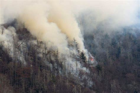 Us Dollywood Threatened And Resort Towns Evacuated As Wildfires Tear