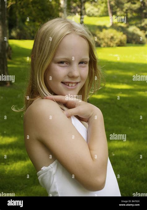 Blonde Mädchen Lächeln Pose semi Portrait bei der Serie Menschen Kind Porträt Kind Jahre