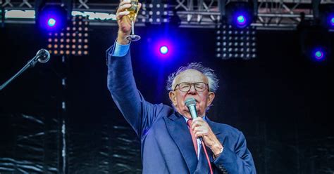 Live test dicke lippen schminken! Lippens steelt de show tijdens volksfeest en legt fysieke ...