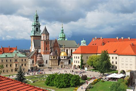 Zrujnowane parterowe budynki zajazdu pod kotwicą do odtworzenia. Zabytki Krakowa | Dawna Siedziba Królów Polski