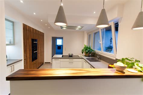 Naturstein U Form Küche Weiß Mit Besonderen Holzfronten Küchenhaus