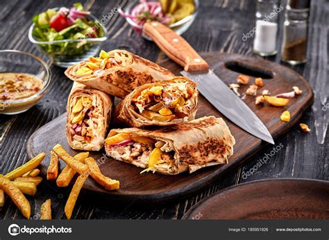 Collection of best food & beverage recipes from top chefs. Shawarma kyckling roll i en pita med färska grönsaker ...