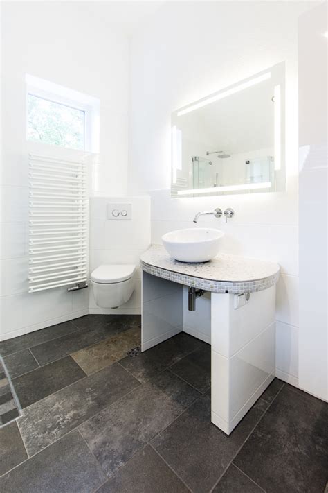 Gartenmöbel aus europaletten gartenmöbel aus paletten waschbecken gäste wc keramik waschbecken waschbecken design dusche fliesen fliesen naturstein waschtisch klein gäste wc ideen. Bad mit Waschtisch aus Mosaikfliesen | fliesen-weigelt
