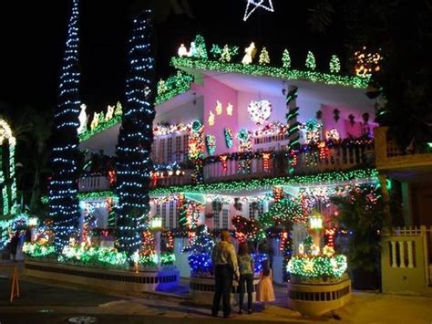 La cajita de pollo (box of chicken) refers to kentucky fried chicken's box of soggy chicken pieces that were not. A house in Puerto Rico decorated for Christmas. | Christmas in puerto rico, Puerto rico island ...