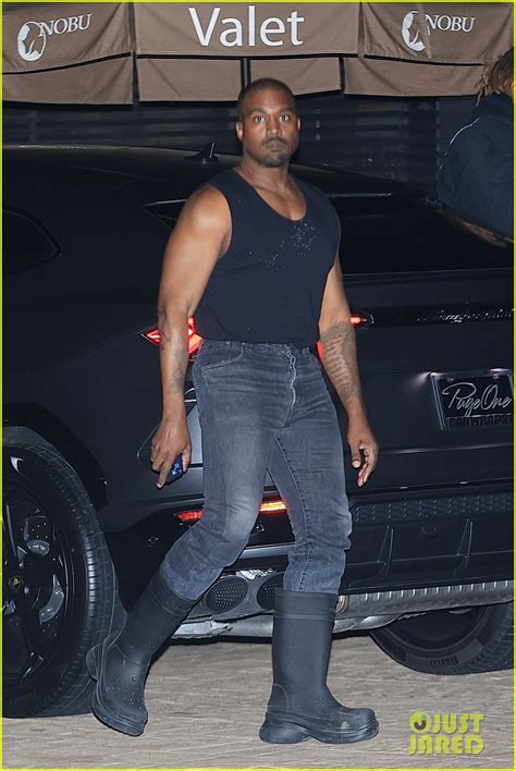 Photo Kanye West Flaunts His Muscles While Dining With A Kim