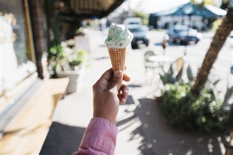 Una coppetta con una pallina di gelato allo yogurt (40 g, 70 cal). Dieta del gelato - Starbene