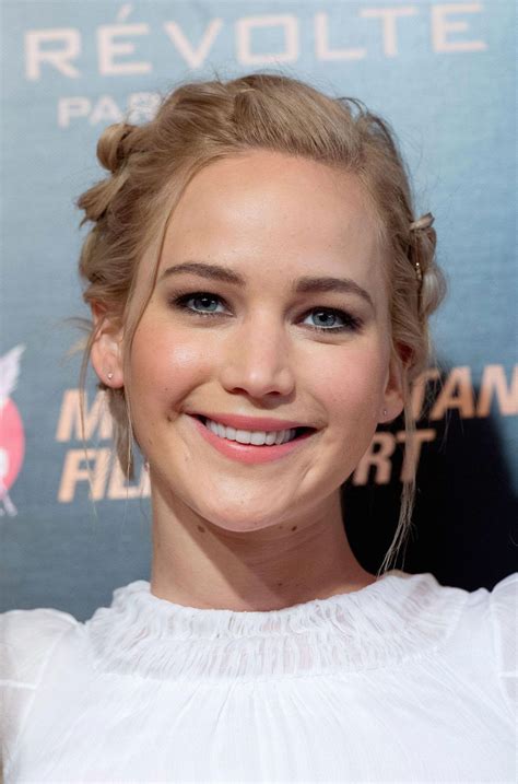 Jennifer Lawrence Attending The Hunger Games Mockingjay Paris Premiere