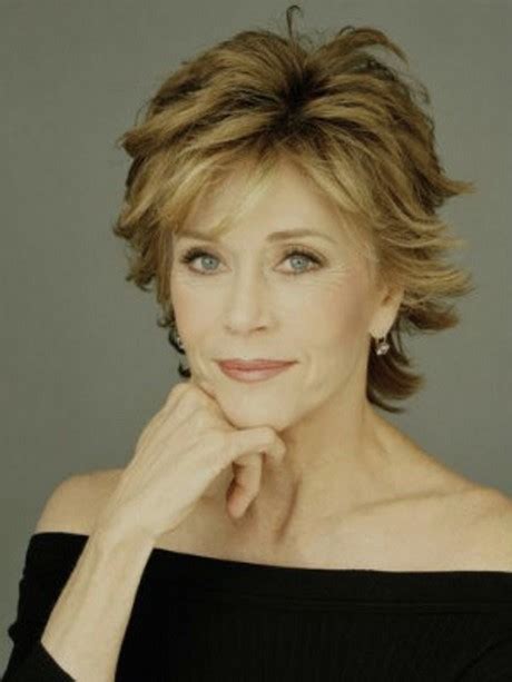 Cela à travers quelques mèches rebelles, du volume sur le haut de la crâne, une coupe cheveux blancs pour une femme de 60 ans. Album : Les +20 meilleures idées de modele de coiffure ...