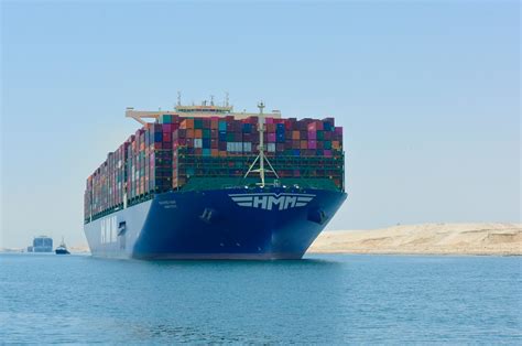 قناة السويس هي ممر مائي اصطناعي ازدواجي المرور في مصر، يبلغ طولها 193 كم وتصل بين البحرين الأبيض المتوسط والأحمر، وتنقسم طولياً إلى قسمين شمال وجنوب البحيرات المرّة، وعرضياً إلى ممرين في أغلب أجزائها لتسمح بعبور السفن في اتجاهين في نفس الوقت بين. قناة السويس تشهد عبور ثاني أكبر سفينة حاويات في العالم ...