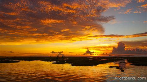 Pantai ini selalu ramai dikunjungi oleh para wisatawan domestik dan juga mancanegara. Sunset Di Bali Itu Jam Berapa!? Paling Oke Lihat Dimana!? - catperku.com