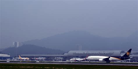 Berat maksimum lepas landas (maximum take off weight = mtow) merupakan beban maksimum pada awal lepas landas sesuai dengan bobot pesawat dan persyaratan kelayakakan penerbangan. 19 Penerbangan Di Lapangan Terbang Pulau Pinang Terjejas ...