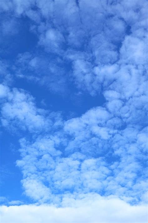 Imagen Vertical De Cielo Azul Vibrante Con Nubes Blancas Foto Premium