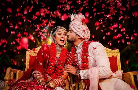 Best Ideas Of Onstage Poses For Your Wedding Album Indian Wedding Poses Indian Wedding