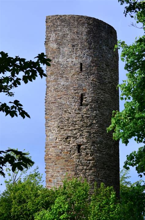 Bahnhof attendorn burg schnellenberg in attendorn. Ruine der Burg Waldenburg bei Attendorn. Vorderseite des ...
