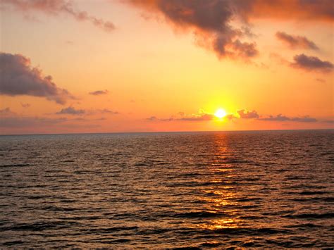 Fotos Espectaculares Puesta Del Sol En El Mar Adriatico Saliendo De