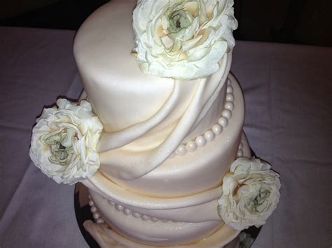 I Heart Cakes Ivory Wedding Cake