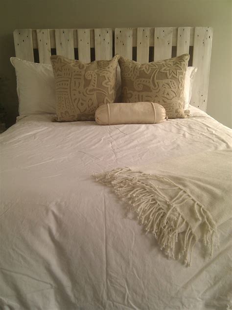 White Washed Pallet Headboard Pallet Headboard Diy Pallet Beds Pallet