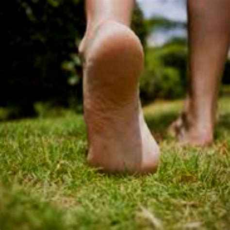 Feel The Earth Beneath Your Feet Beneficios De Andar Beneficios De Caminar Descalzo