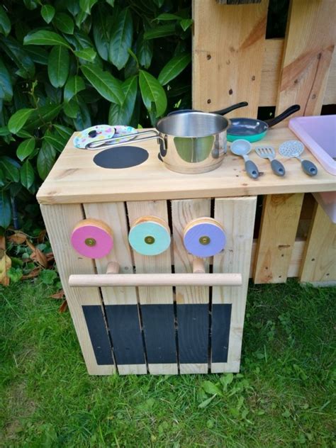 Da ich gerne herum werkel und spaß am bauen habe, war die entscheidung schnell gefallen eine matschküche selber zu bauen. Matschküche bauen - Aus Obstkisten & Paletten mit Anleitung