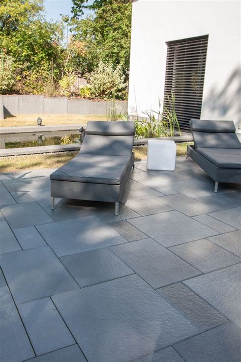 Wir haben selber keinen terrassengestaltung test selbst durchgeführt. Tolle Terrassengestaltung mit grauen Platten, die in ...