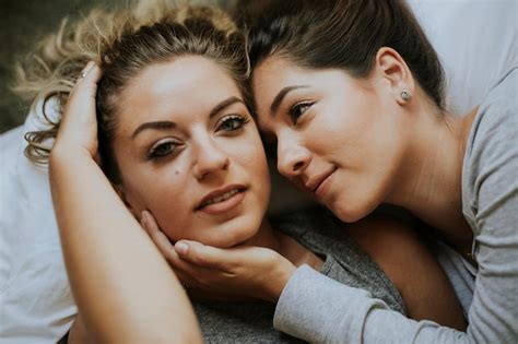 Casal De Lésbicas Juntos Na Cama Foto Premium