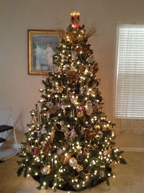 Indeed, many people believed that it was extremely unlucky to bring evergreens, the traditional item to decorate homes, into the house before that date. 40 Victorian Christmas Decorations Ideas You Love To Try ...