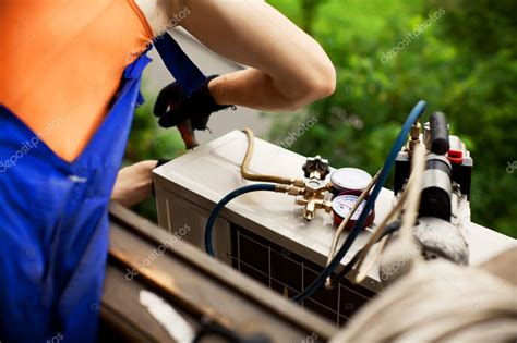 Maestro De Aire Acondicionado Que Se Prepara Para Instalar Un Nuevo