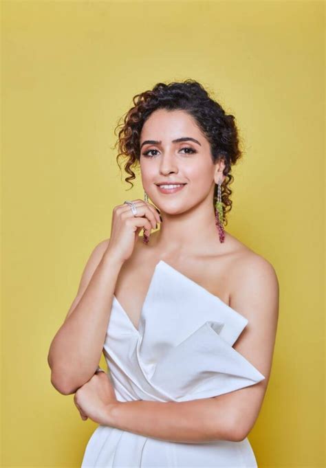 Sanya Malhotra Hot Pics Photos Bikini Images Navel Cleavage